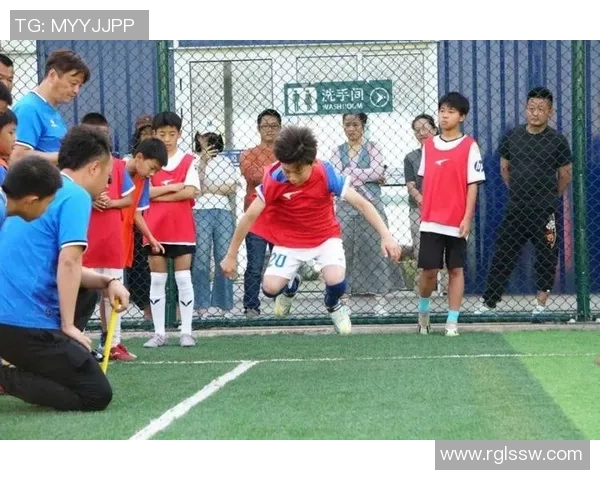 重庆足球青训新模式探索助力青少年成长与职业发展之路